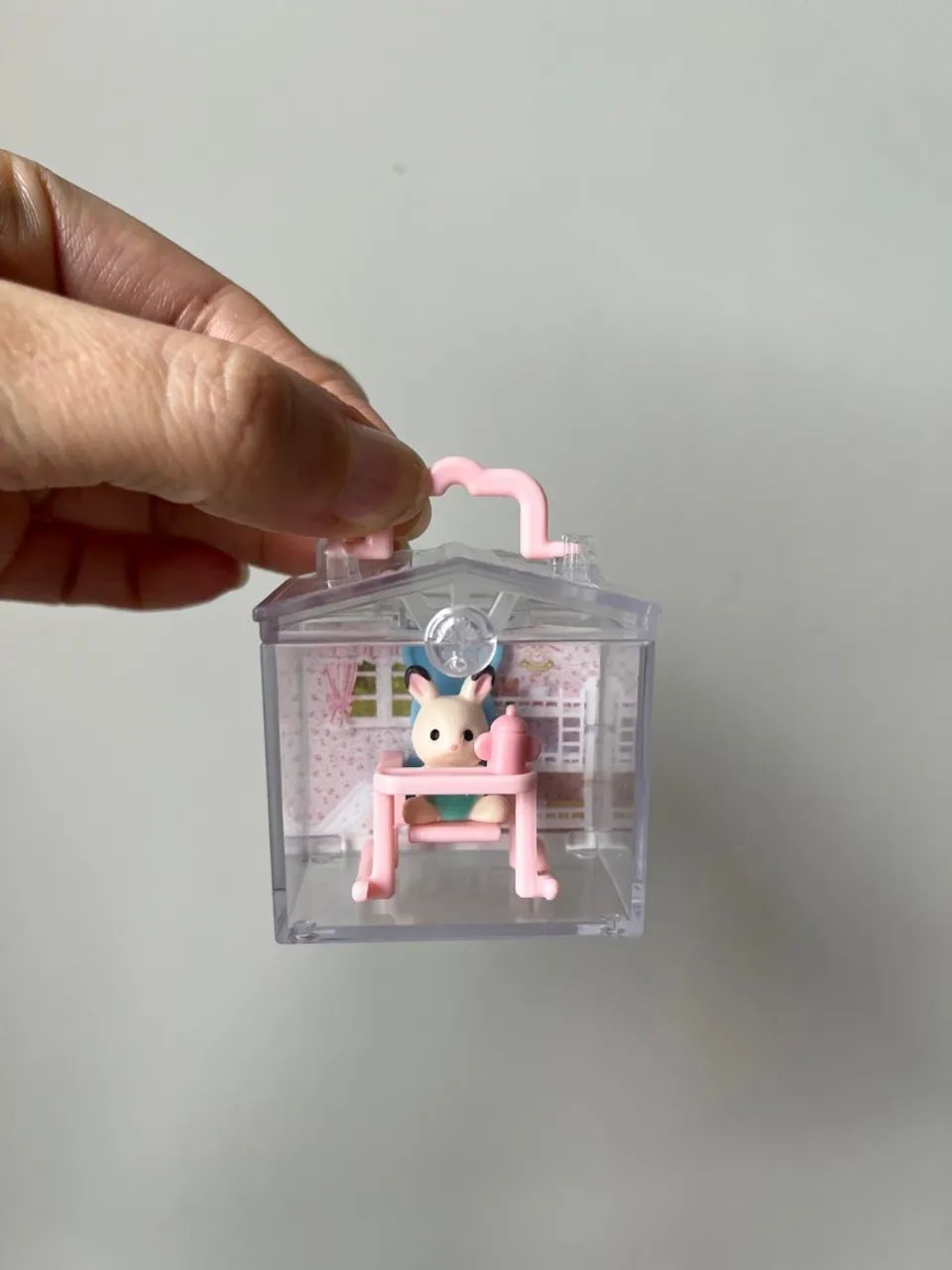 Sylvanian Families Gachapon Coelho Bebê e Cadeira