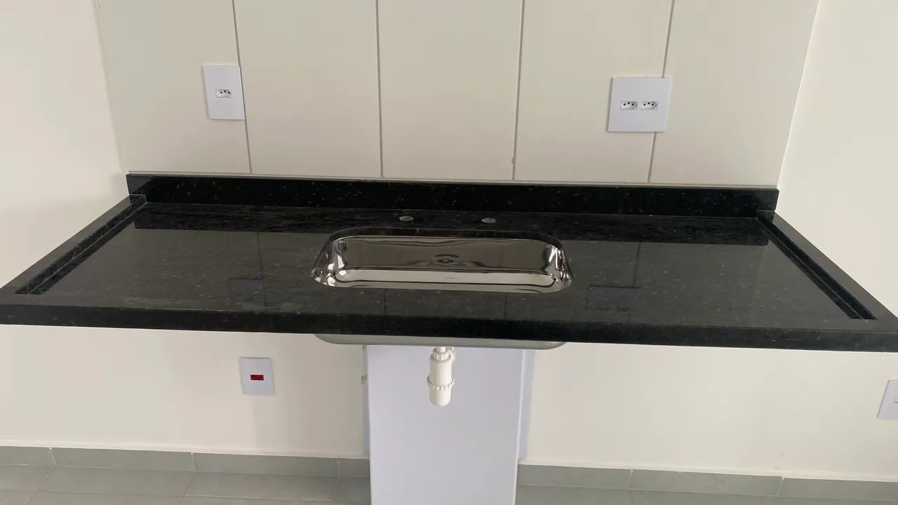 Pia de Granito escuro 1,80x60 com cuba de inox