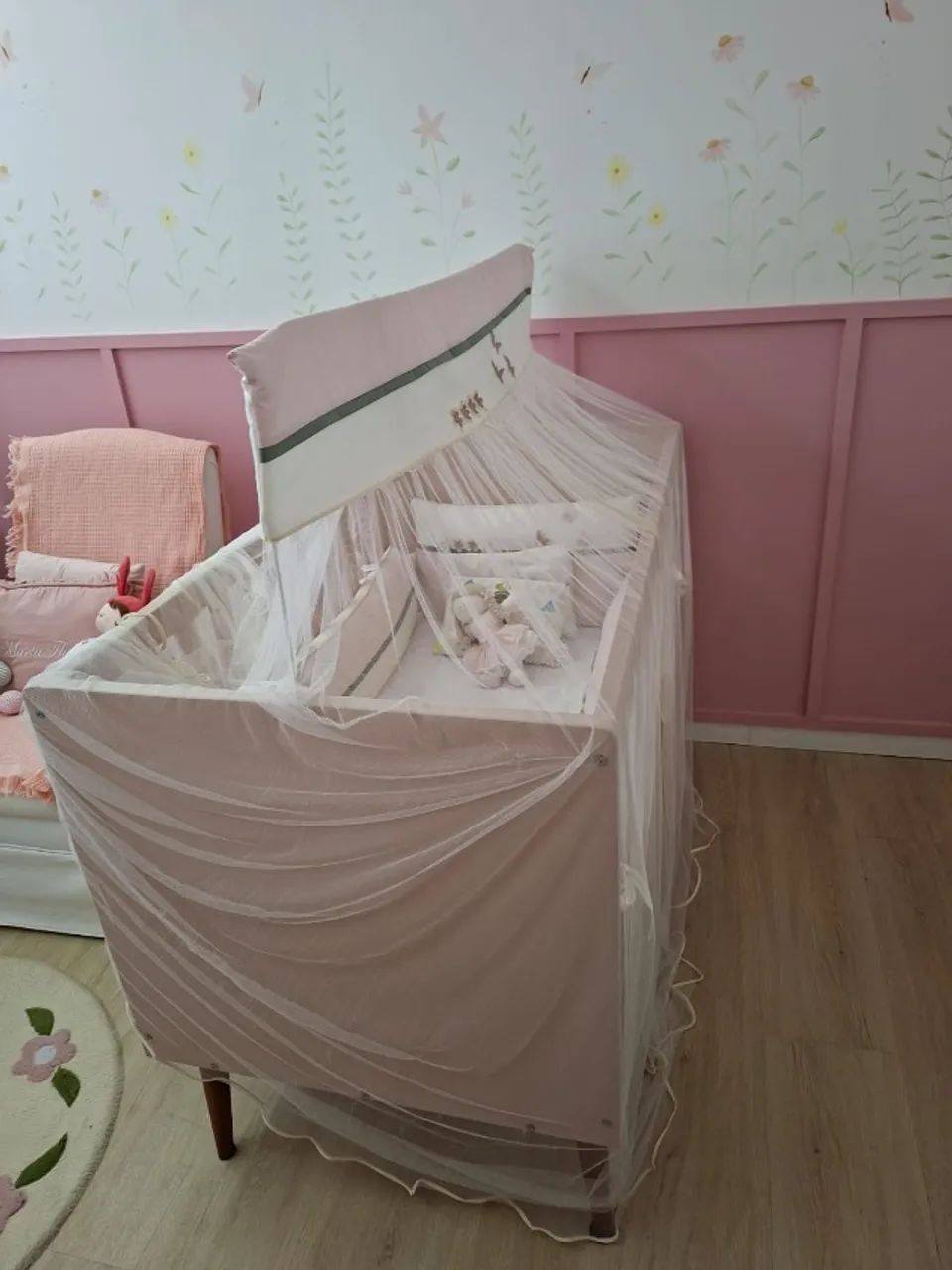 Vendo lindo berço com cômoda design moderno e prático. Ideal para o quarto seu filho(a)