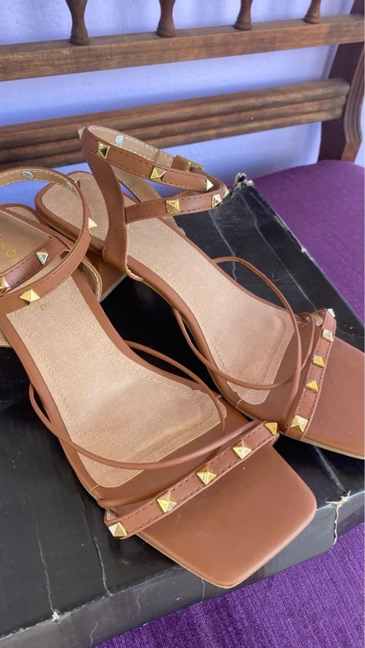 Sandálias de salto alto marrom com detalhes em dourado - Foto 3