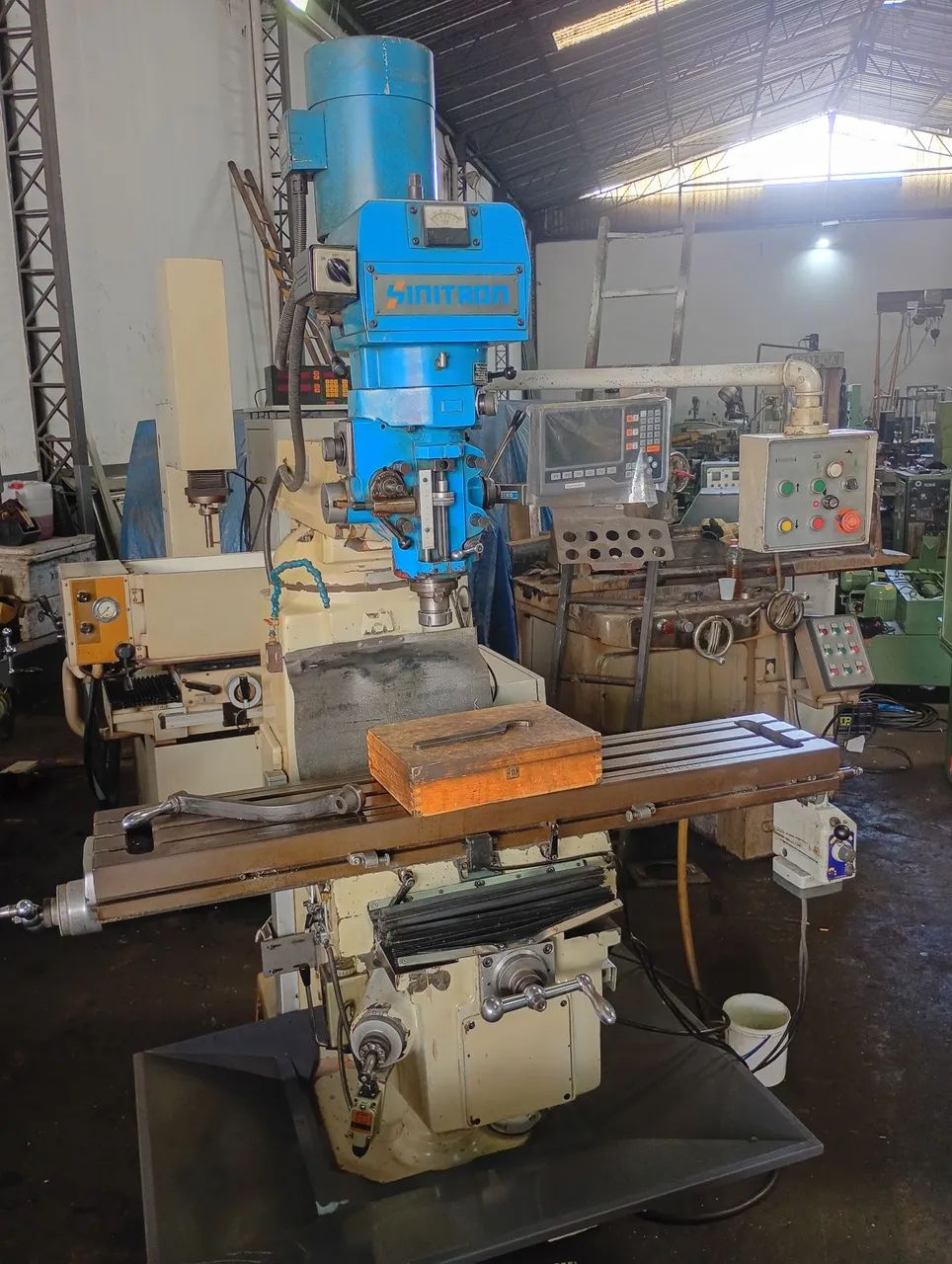 FRESADORA FERRAMENTEIRA SINITRON ISO40 - INVERSOR DE FREQUENCIA