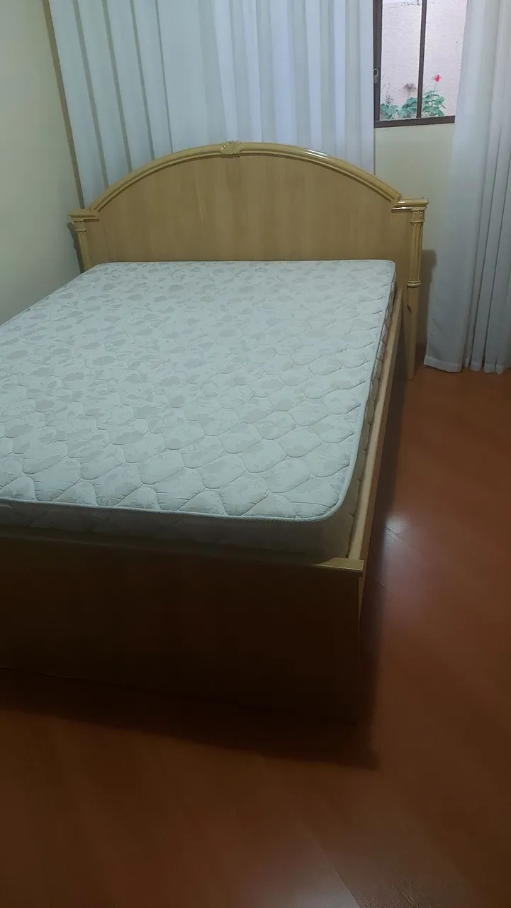 Cama de Casal em Madeira com Colchão