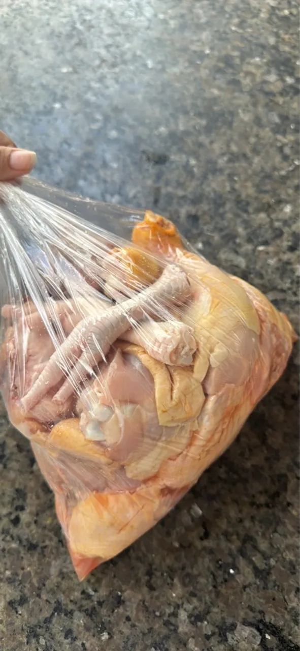GALINHA CAIPIRA E FRANGO