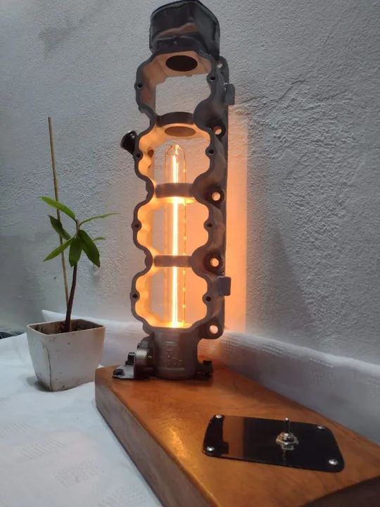 Luminária Industrial de Motor de Carro - Peça Única