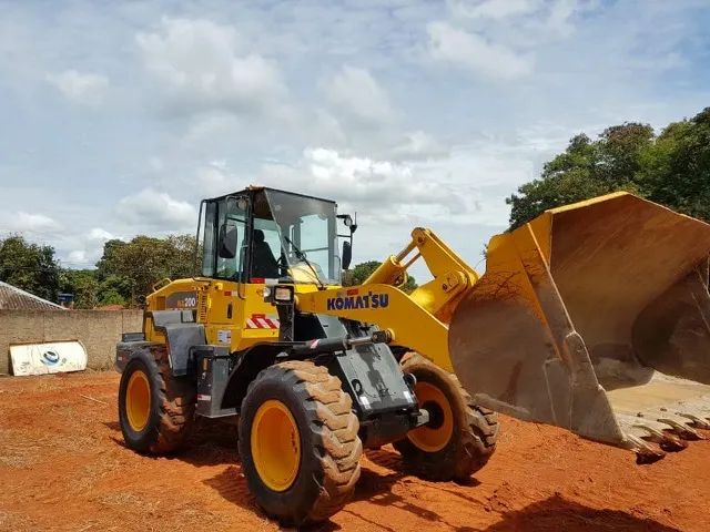 Pá carregadeira Komatsu WA200 ano 2013