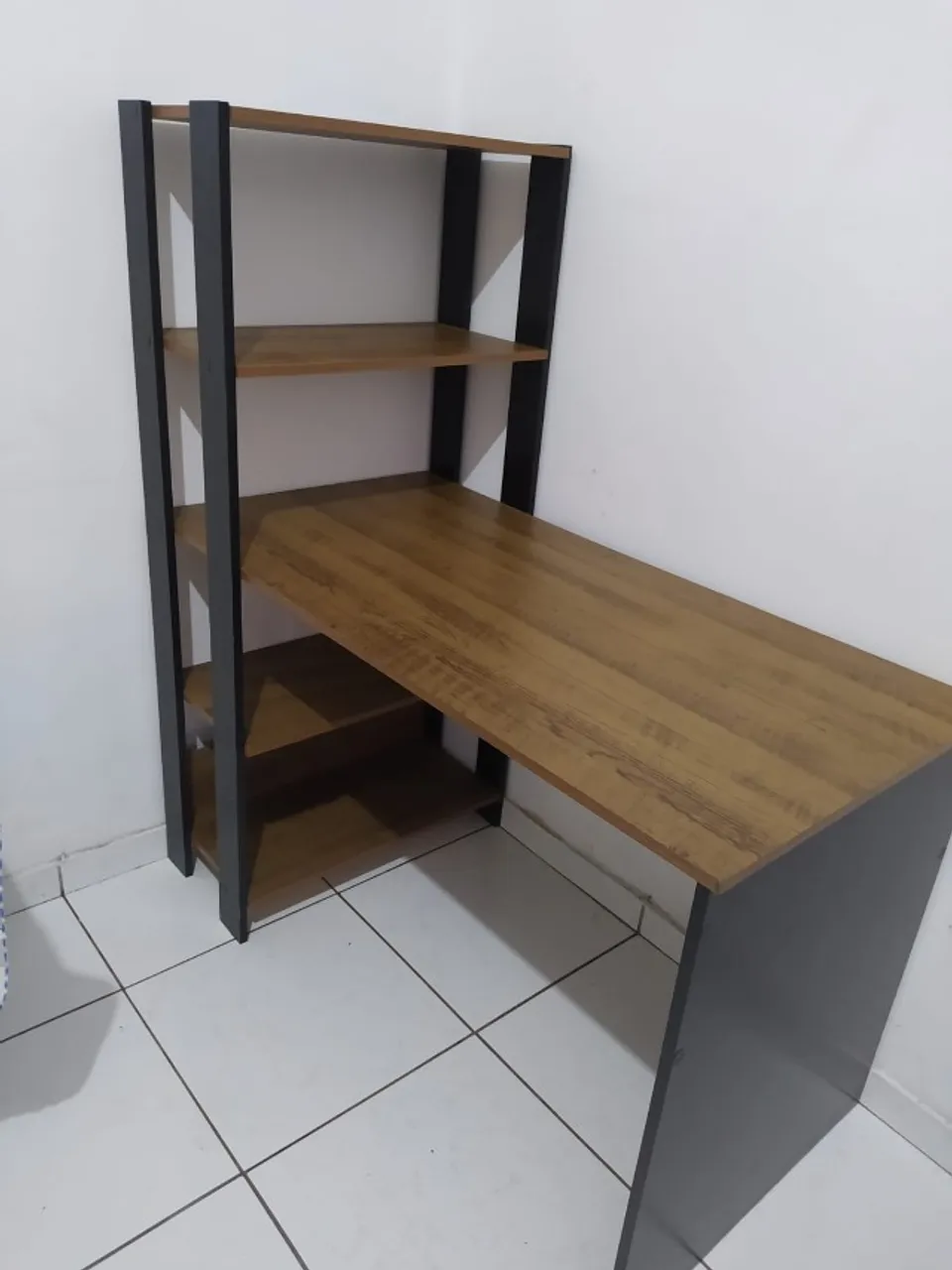 Escrivaninha com prateleira lateral