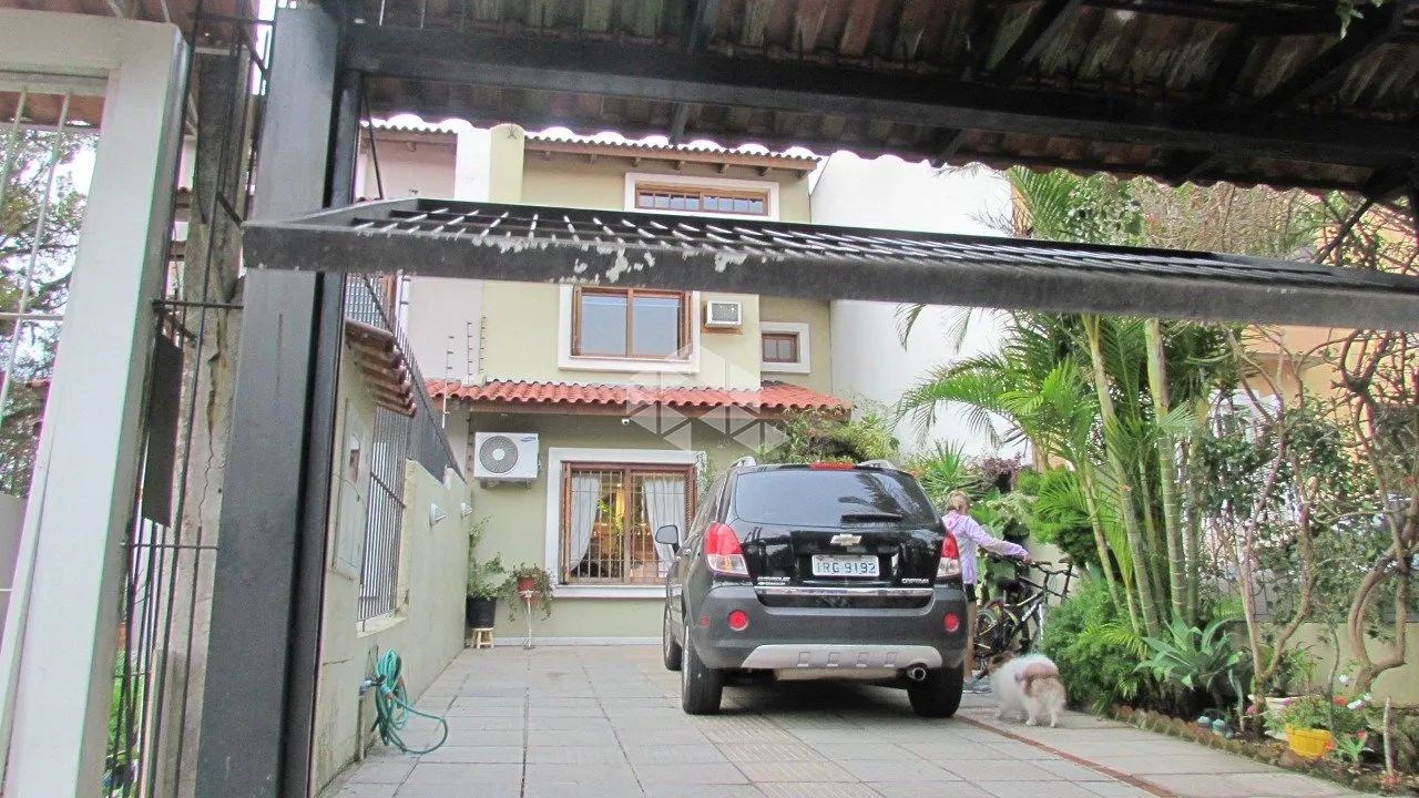 Excelente casa 3 dormitórios com uma suíte, 2 vagas de garagem e piscina à venda no Guaruj