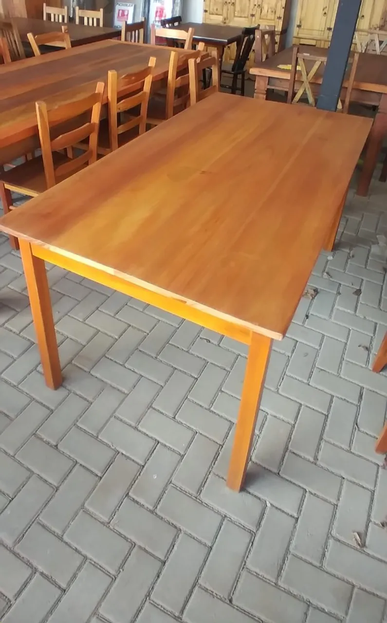 Mesa De Eucalipto 1,20 X 80 envernizada