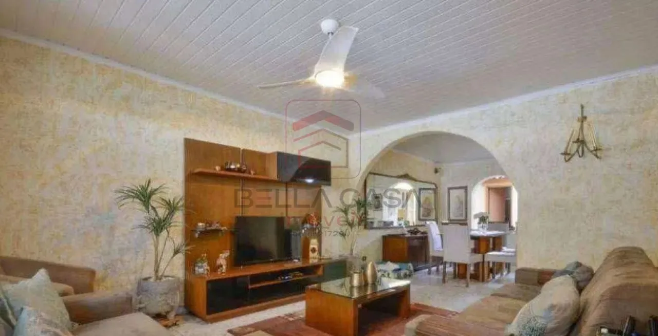 Sobrado à Venda na Mooca: 205m², Suíte + Edícula Completa Perto do Metrô