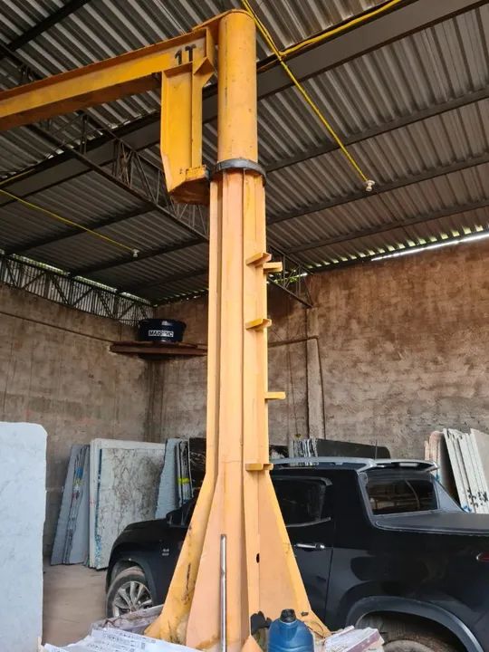 Torre tipo Grua e máquina de cortar granito