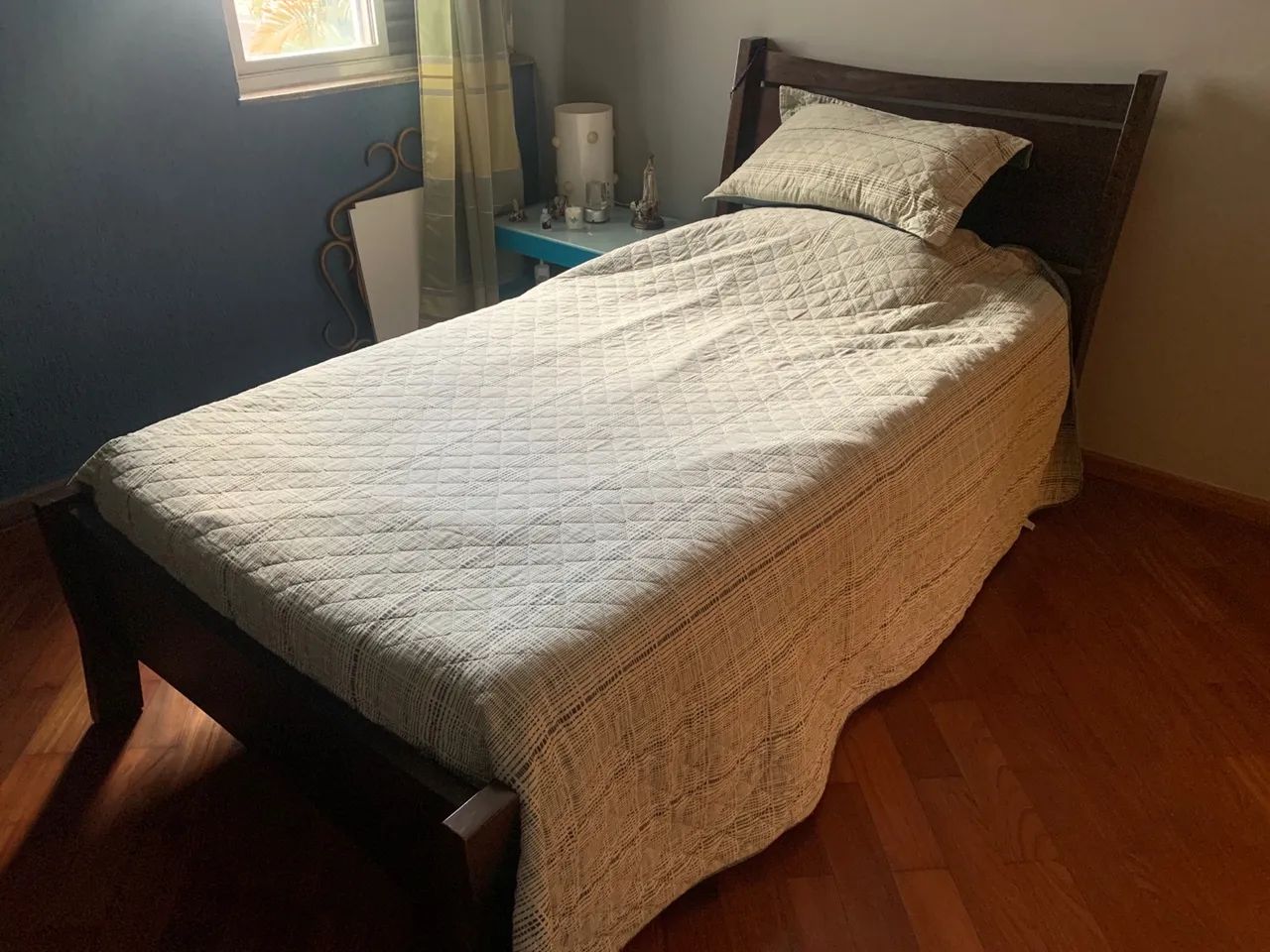 Cama de solteiro em madeira maciça com colchão Castor