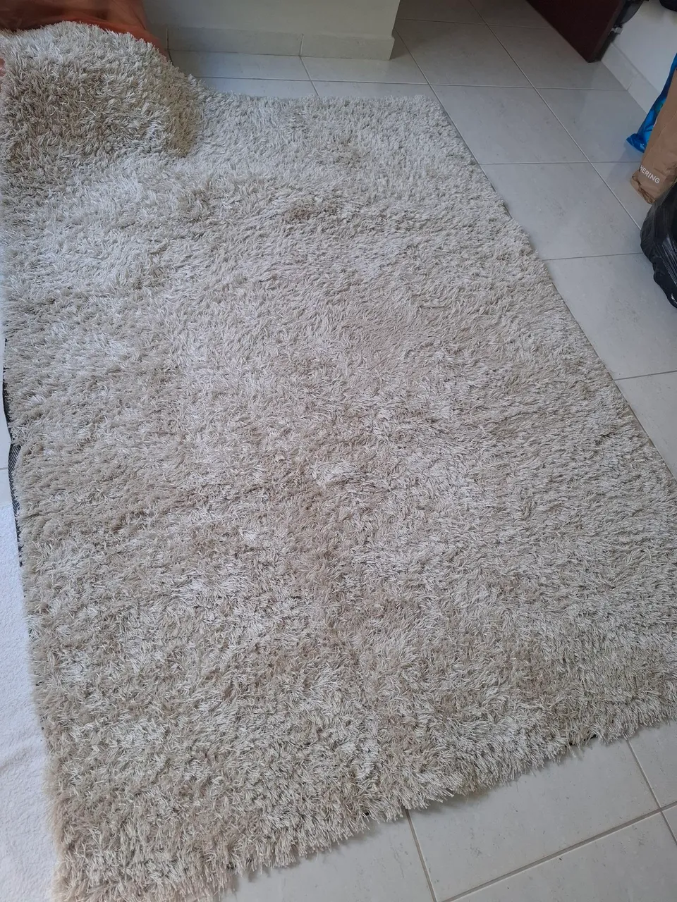 Tapete felpudo bege para sala ou quarto
