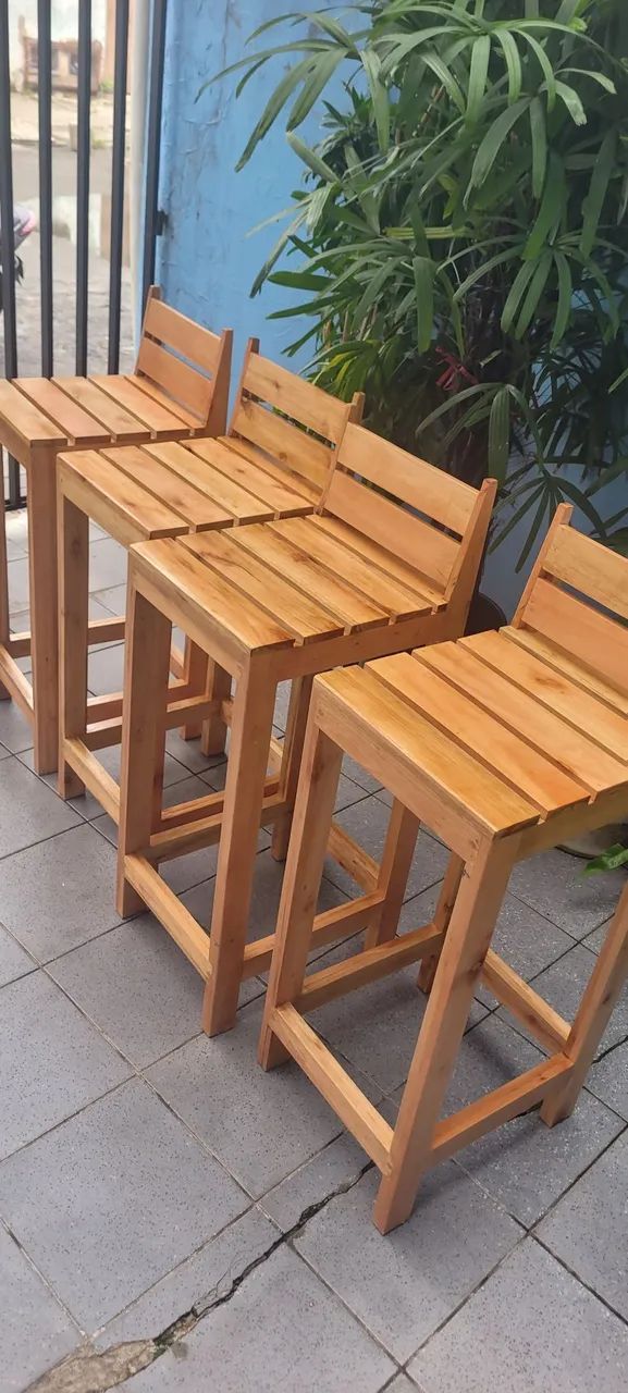 Bancos de madeira para balcão ou bar