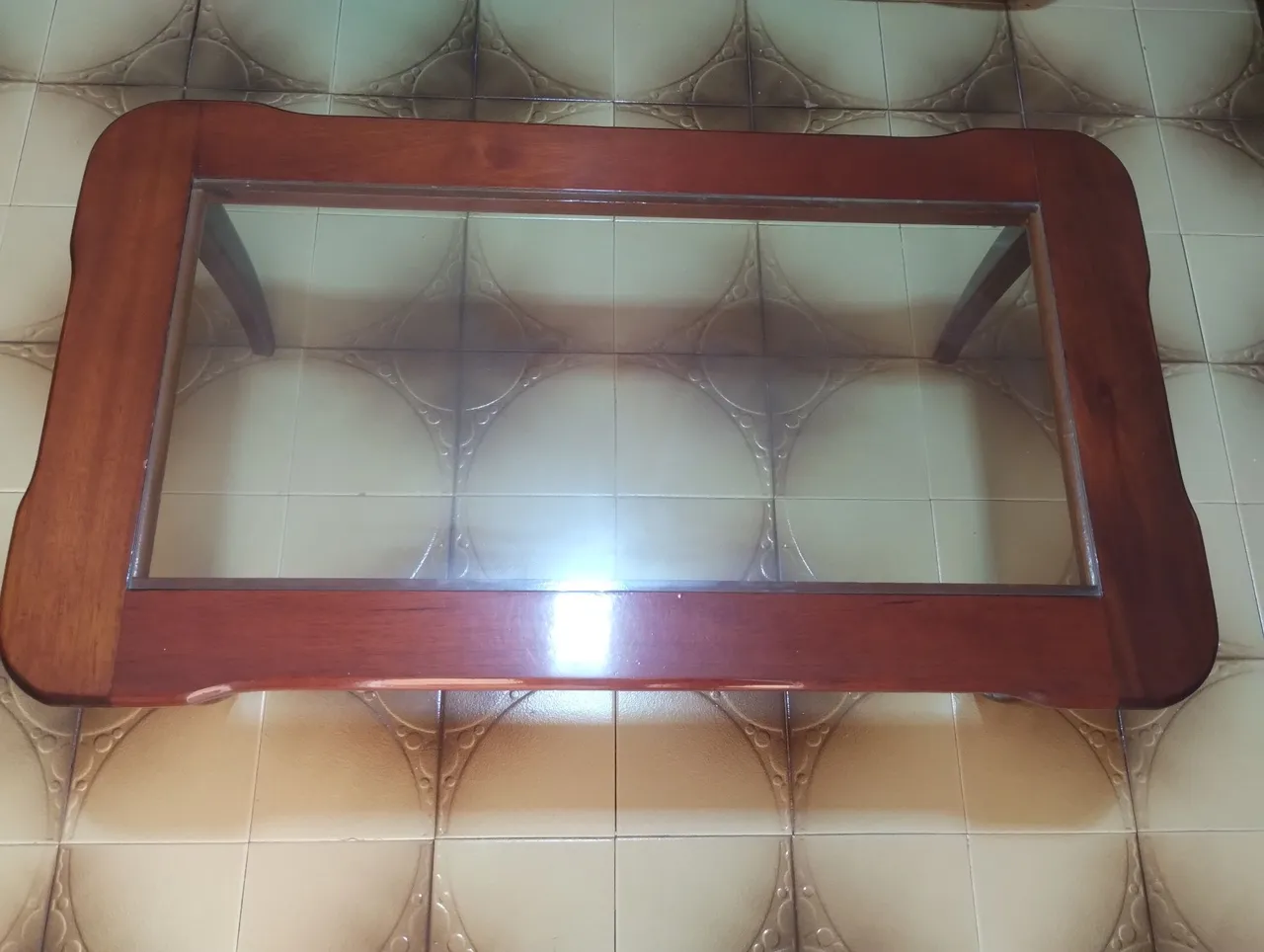 Mesa de centro em madeira com vidro