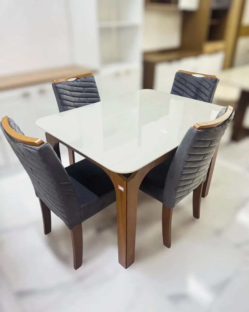 Mesa de Jantar 4 Cadeiras - Tampo de Vidro