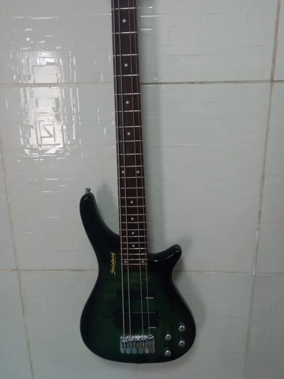Baixo Strinberg CLB25A 5 cordas faltando uma corda