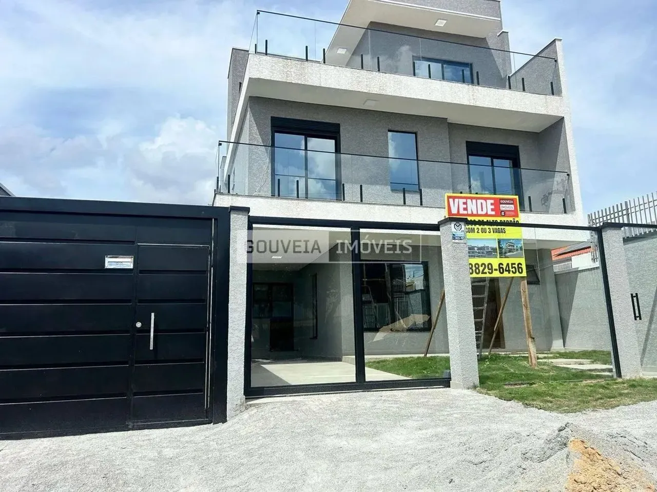 Sobrado Triplex com 3 Dormitórios, 1 Suíte, 142 m², à venda por R$ 970.000 - Portão, Curit