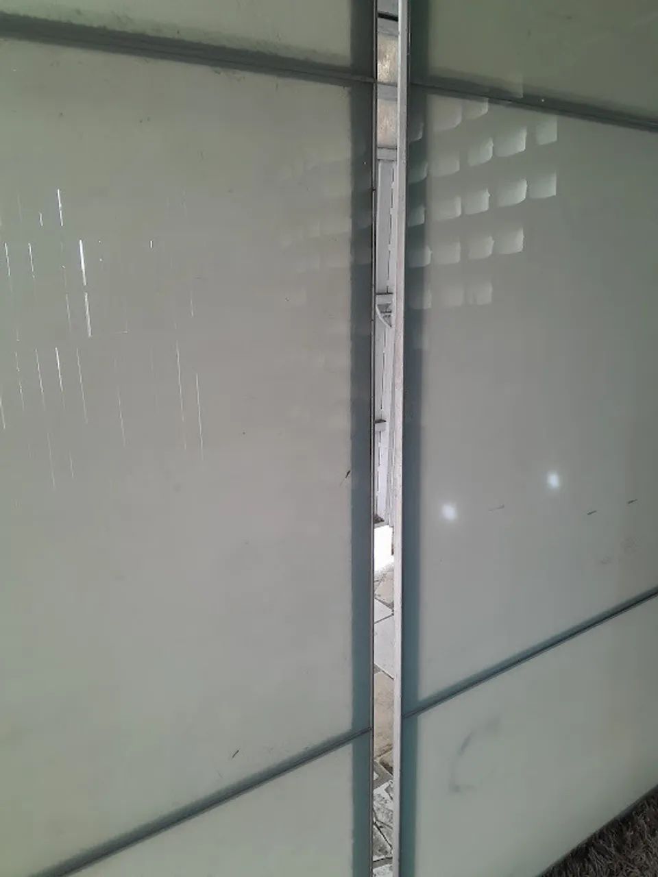 porta de vidro branco 4 mm com estrutura em aluminio - Foto 2