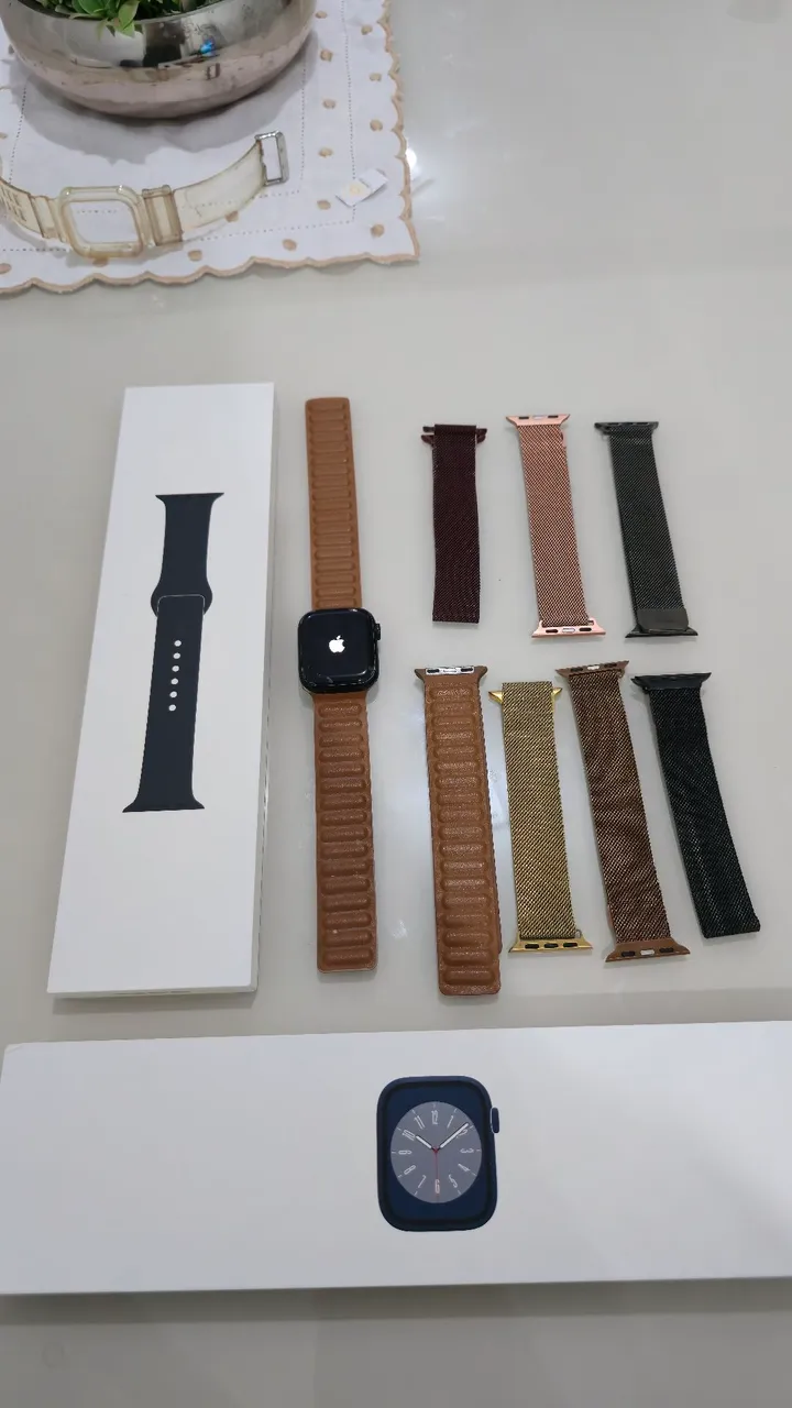 Apple Watch Series 8 com diversas pulseiras