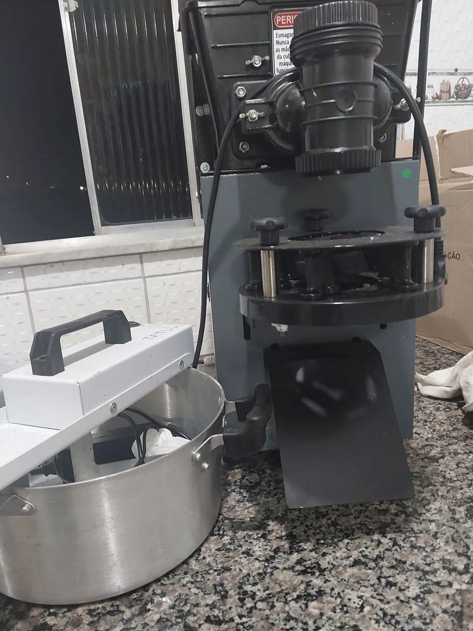 Masseira e Máquina de Salgados Novas - Nunca Usadas - Foto 3