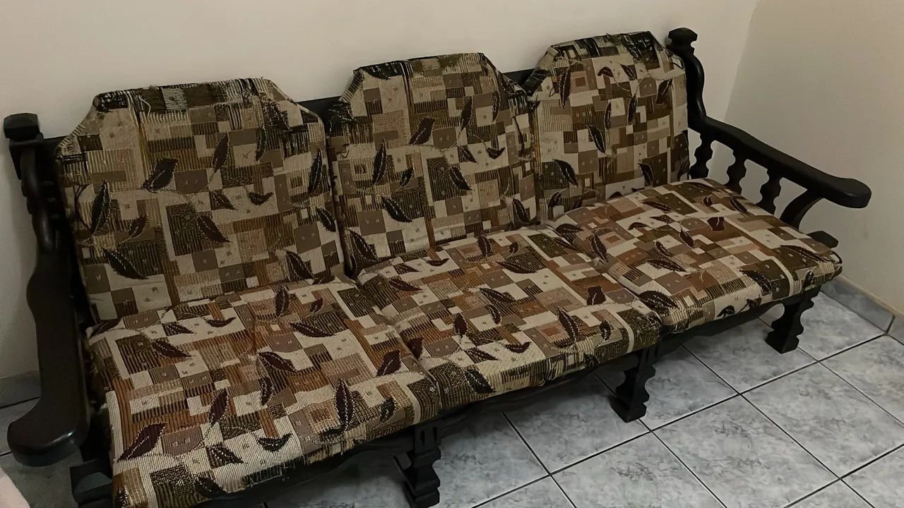Sofá de madeira maciça 3 lugares e 2 poltronas mais mesa de centro 