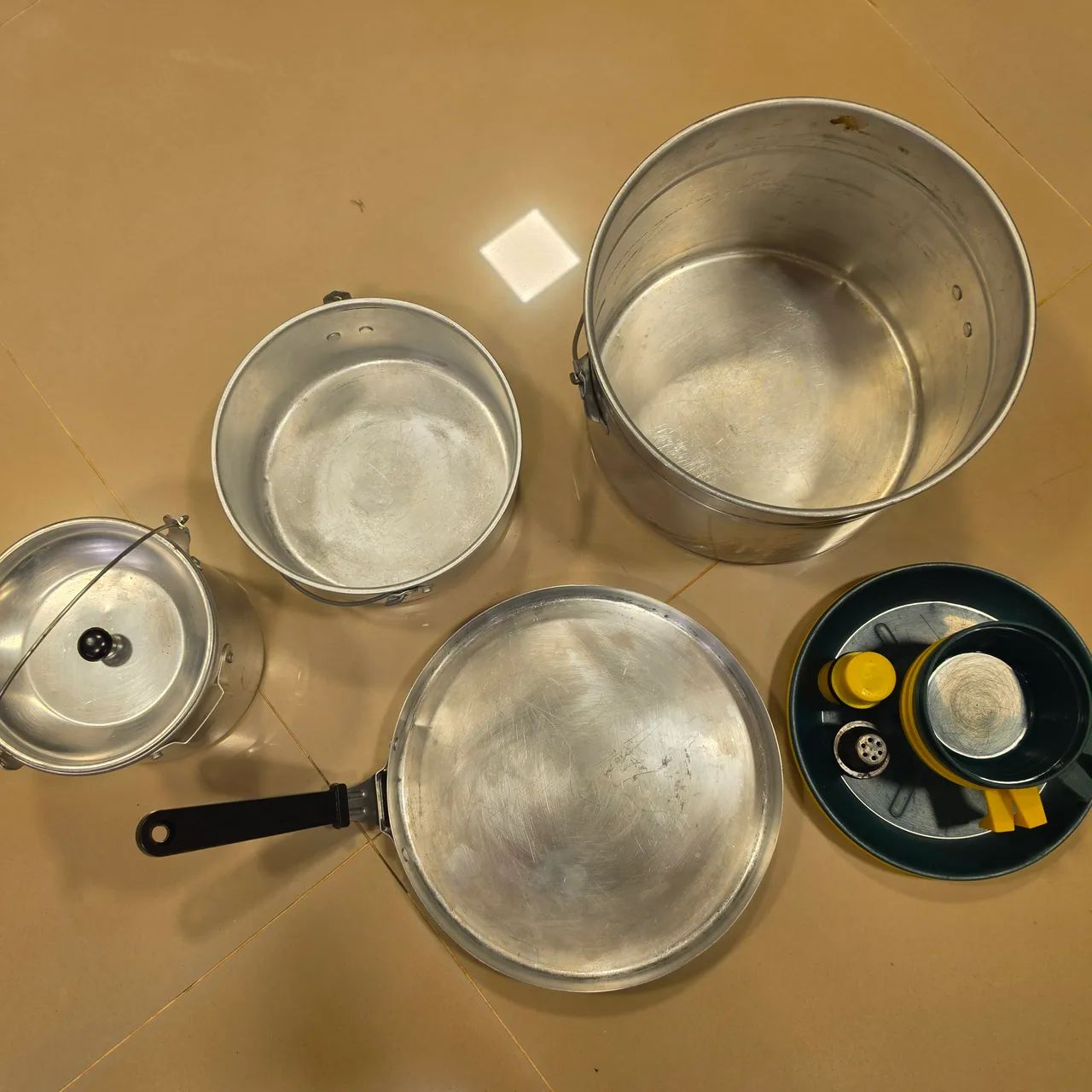 Kit de panelas em alumínio para camping.