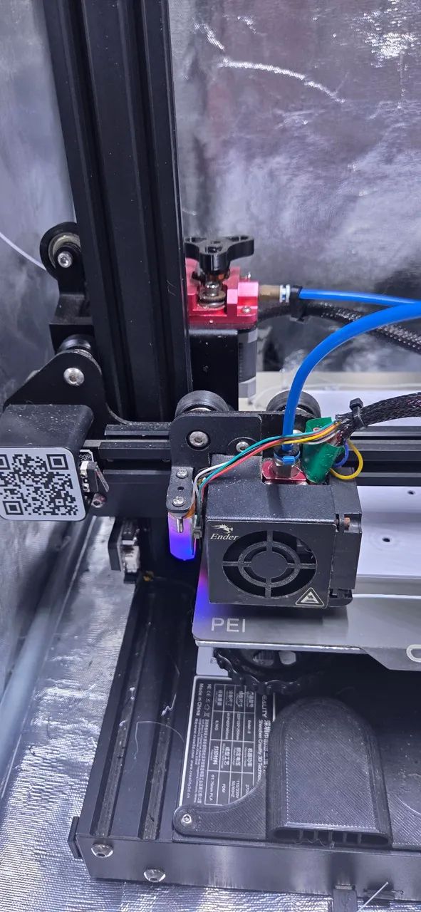 Impressora 3D Ender 3 da Creality com gabinete. - Foto 3