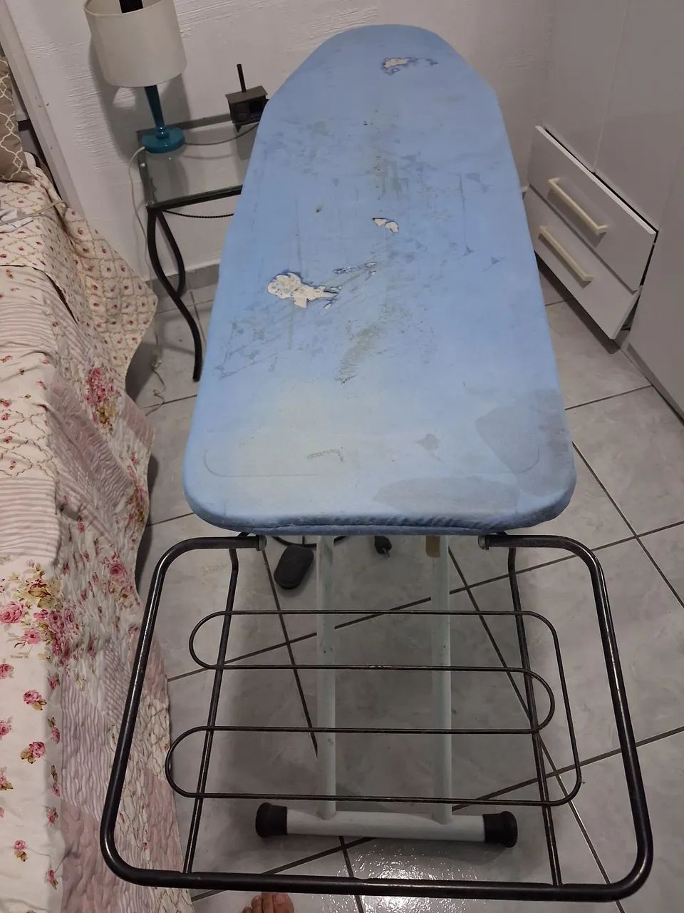 Tabua de passar elétrica com aquecedor e sucção 