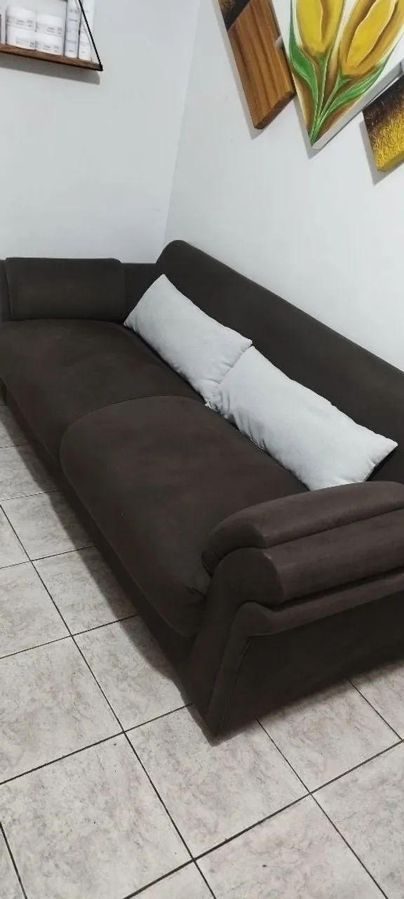 Sofá  4 lugares novinho, com estrutura reforçada 
