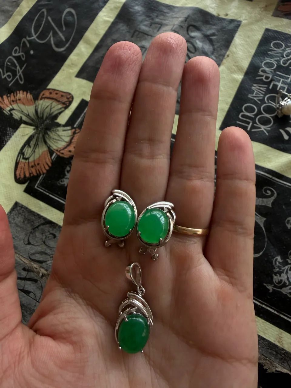 Conjunto brincos e anel com pedra jade em prata 925