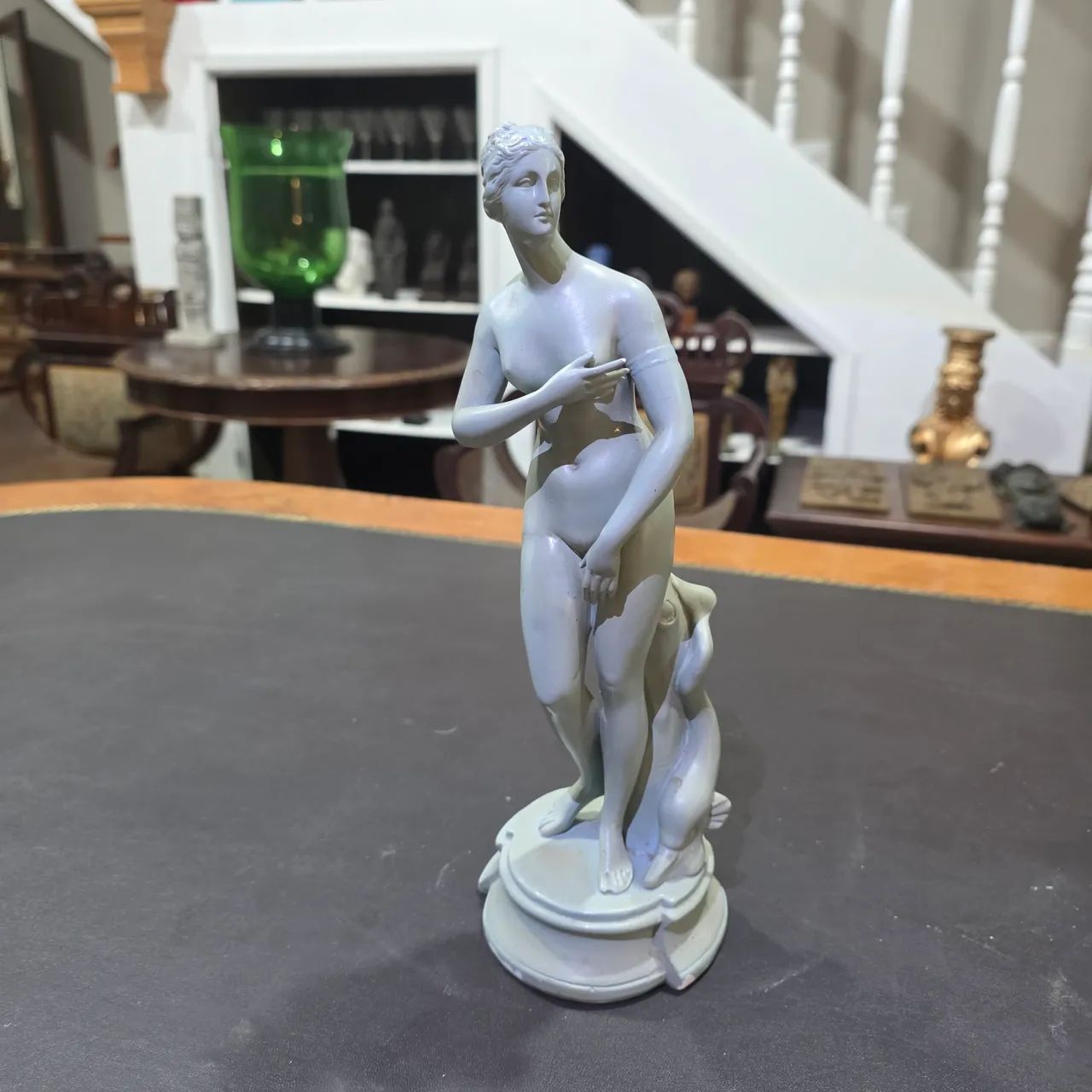 Escultura pequena Vênus em cerâmica 