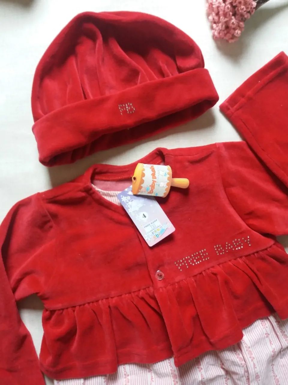 CONJ INFANTIL COM VESTIDO, CASAQUINHO DE VELUDO E GORRO - TAM 3 ANOS - NOVO COM ETIQUETA! - Foto 2