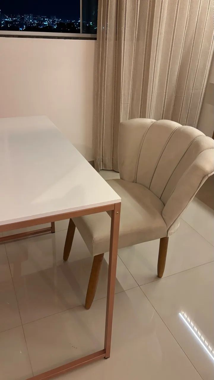 Mesa com cadeira estofada bege - Foto 2