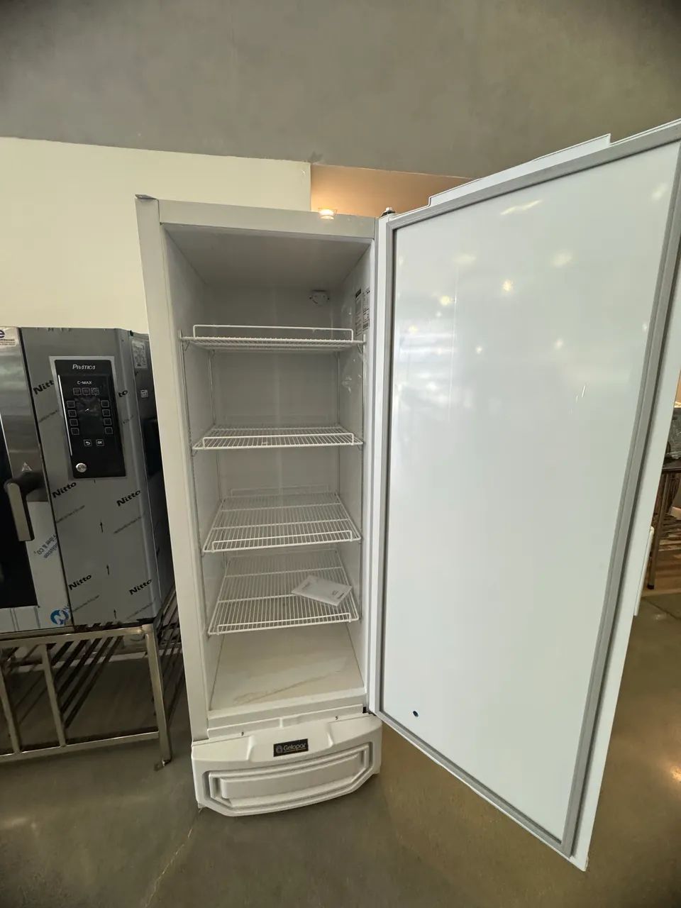Freezer vertical porta sólida 575 litros Gelopar novo  - Foto 3