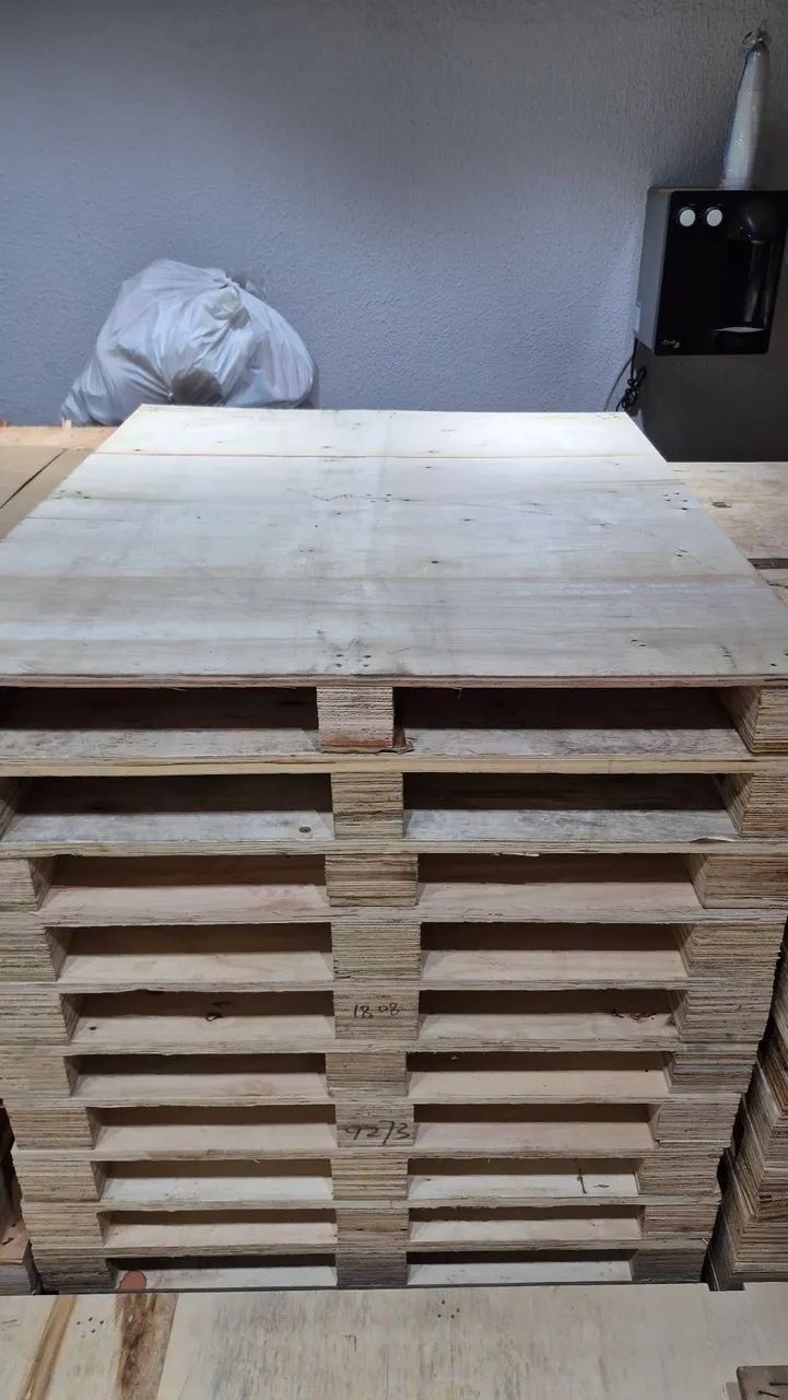 Pallets seminovos compensado medida 1.30mt por 1.10mt, entregamos.  - Foto 2