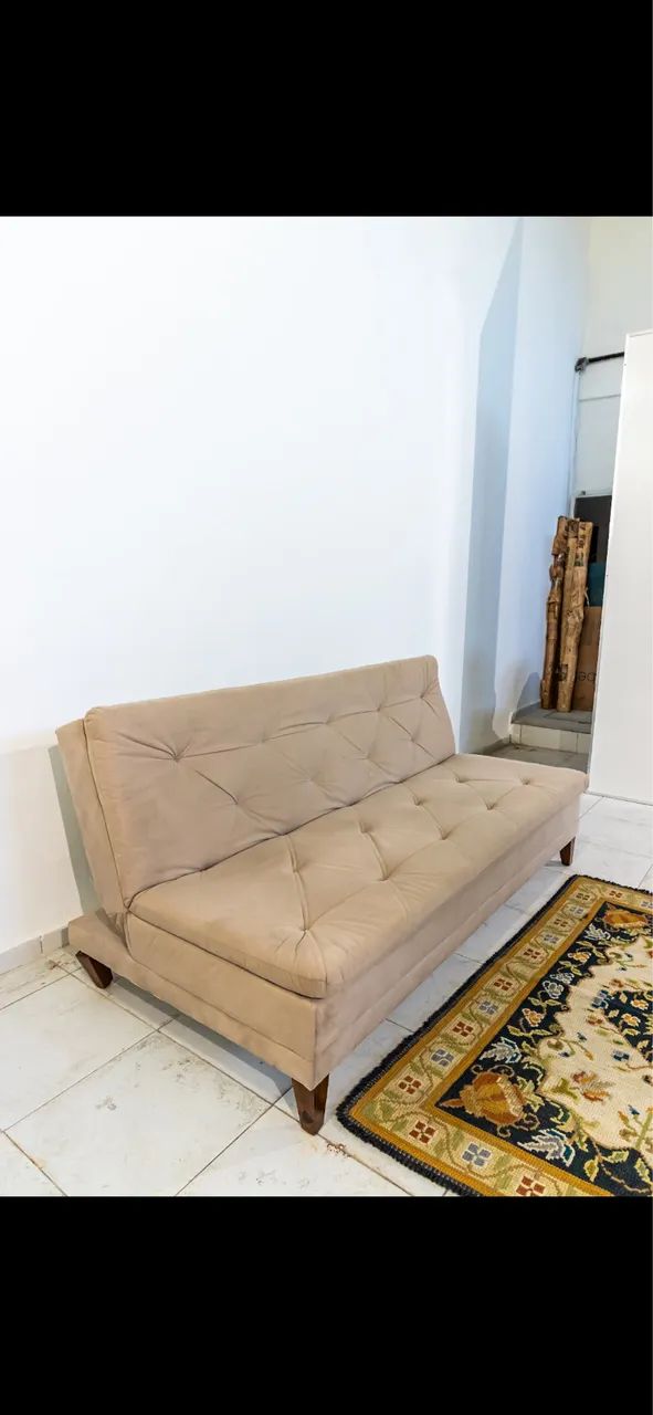 Sofá Cama elegante e confortável em suede bege, com pés de madeira robustos e espuma D33 - Foto 2