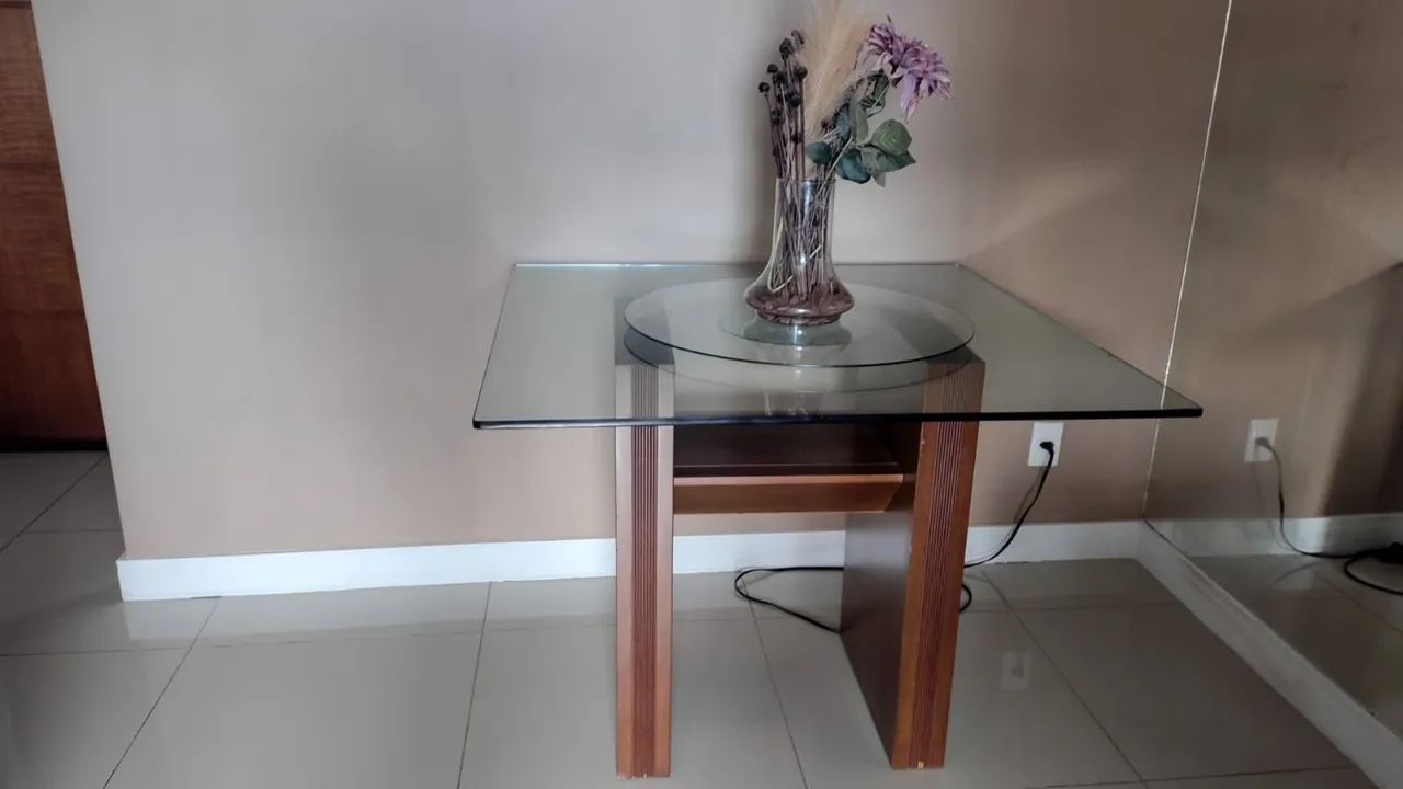 Mesa de madeira com tampo de vidro