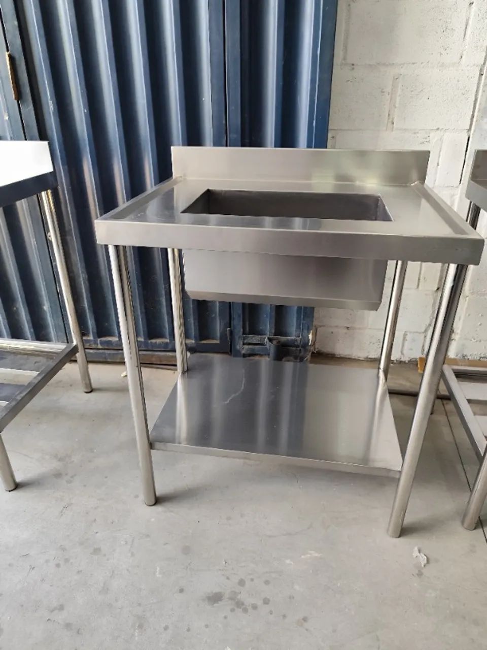 Pia em inox com bojo simples central para cozinha industrial, base 1,10 m