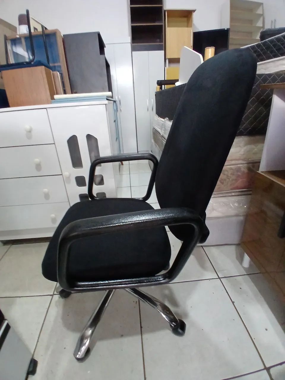 Cadeira hidráulica e giratória reformada  - Foto 3