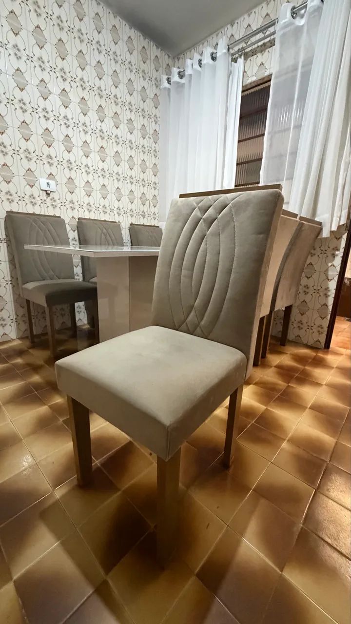 Mesa com 6 cadeiras estofadas e tampão de vidro  - Foto 4