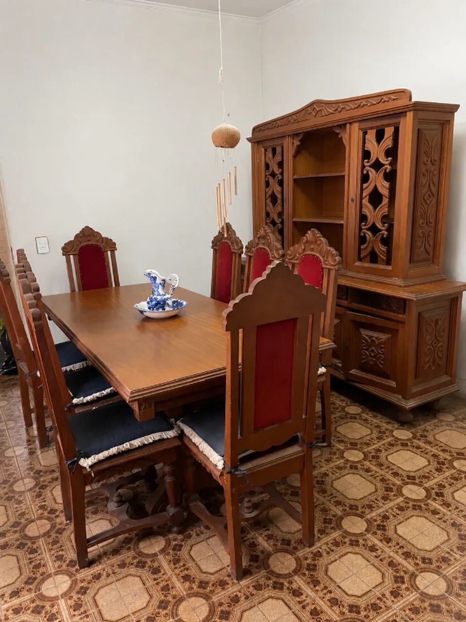 Armário Oratório e mesa com 8 cadeiras antigos 