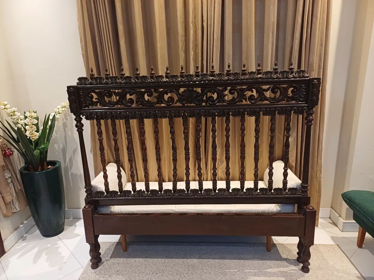 VENDO Uma Cama de casal Colonial. - Foto 2