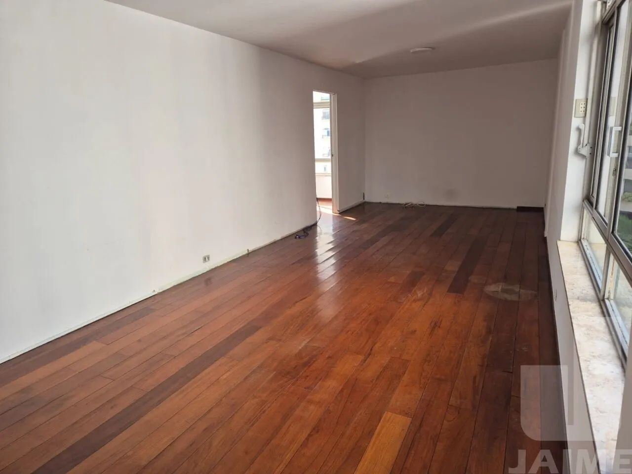Apartamento amplo e ensolarado em Higienópolis