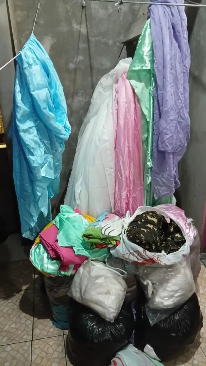 Cortinlhas.toalha de mesas. E  capa para cadeiras 