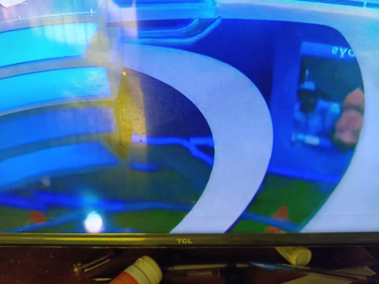 Vendo essa TV TCL 43 polegadas ainda tá com os plásticos quando vem da loja  - Foto 2