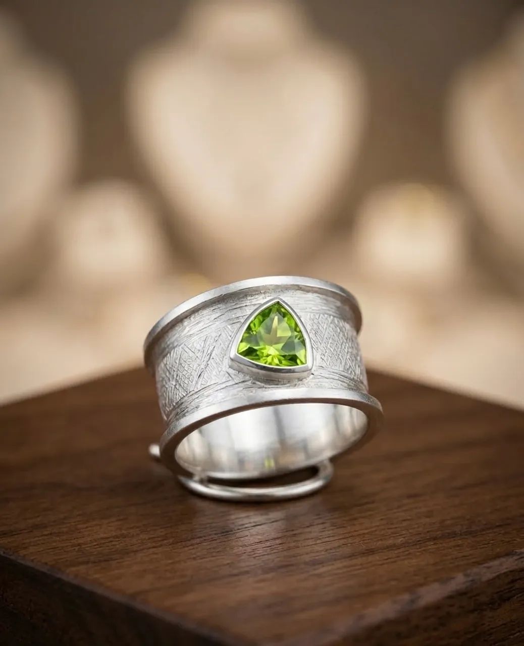 Anel de prata pura com gema de Peridoto  - Foto 4