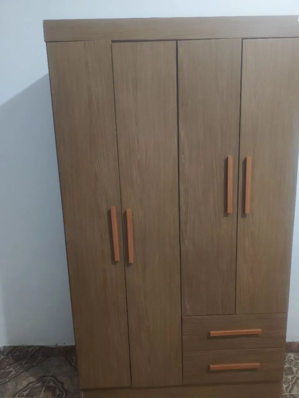 Vendo Guarda roupa com 4 portas e 2 gavetas