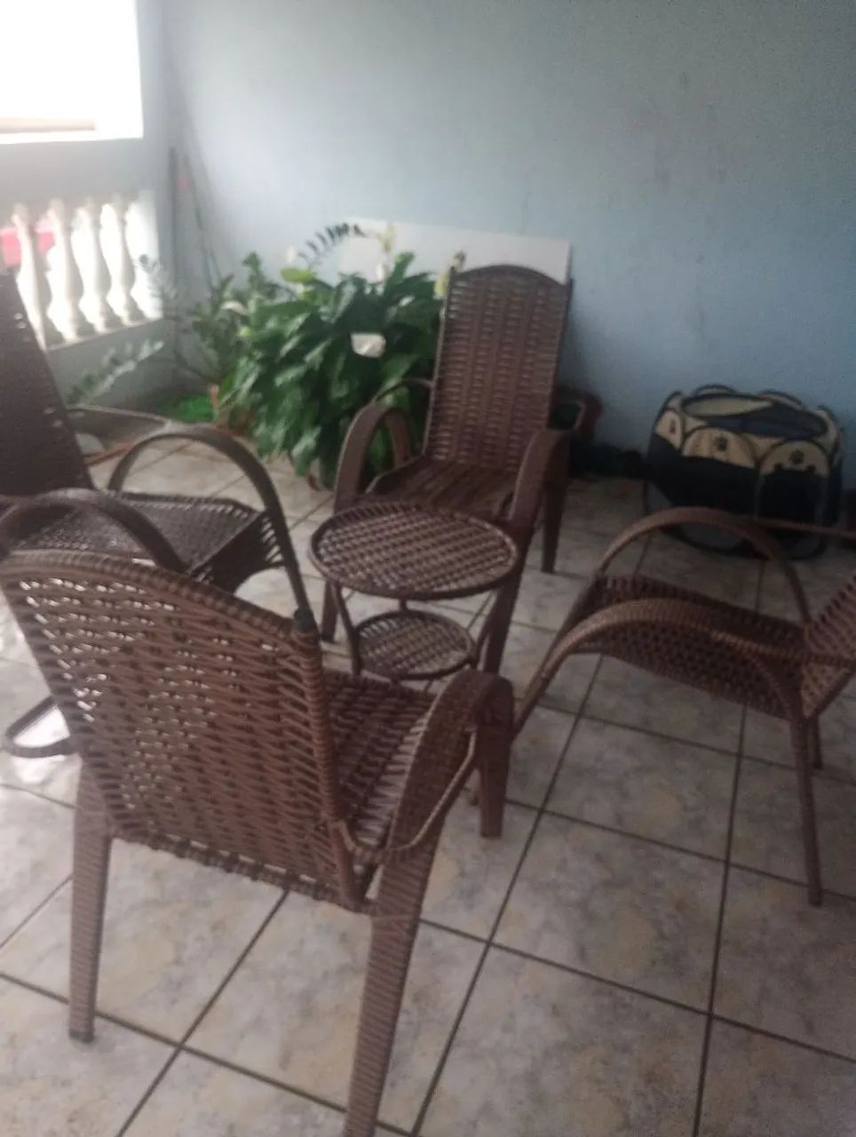Cadeiras trançadas em bom estado geral.