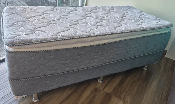 SOFA RETRATIL , UMA CAMA BOX DE SOLTEIRO MAISUMA CADEIRA EXECUTIVA - Foto 5