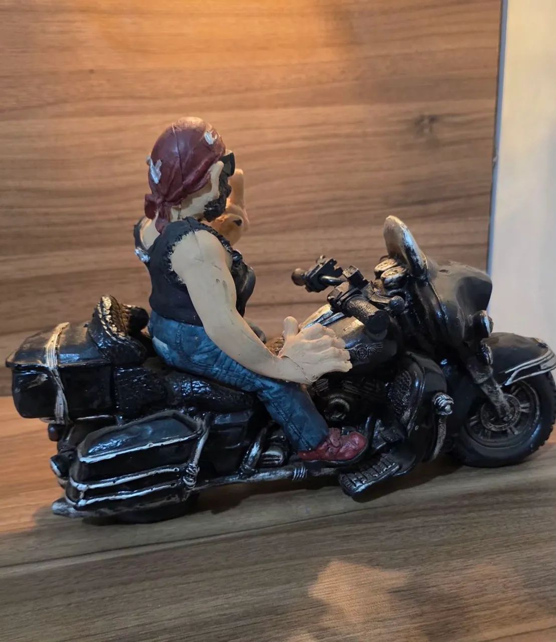 Motoqueiro em resina - Foto 4